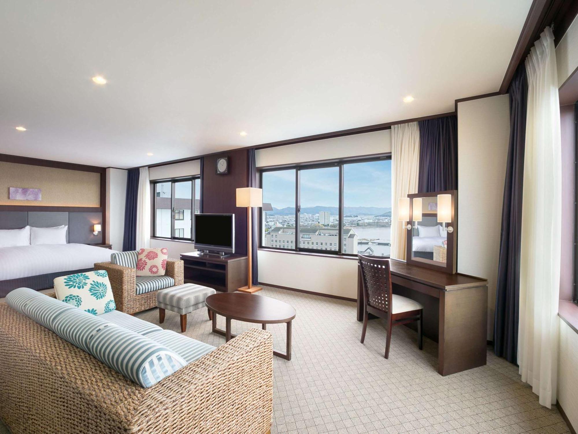โรงแรม Grand Mercure Biwa &
